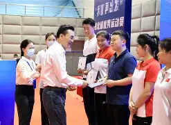 退役运动员进校园：千名冠军当体育辅导员