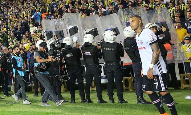 某地球迷冲突事件:安保不力致比赛中断的简单介绍 某地球迷冲突事件:安保不力致比赛中断的简单介绍