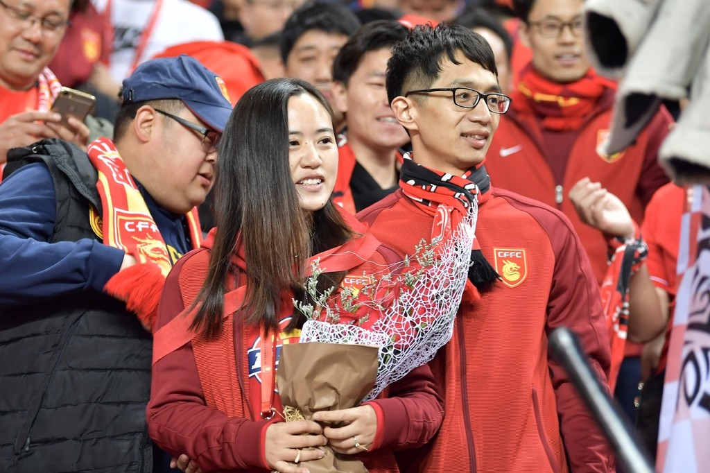 九游体育官方-某中超球员求婚成功，球场浪漫一幕的简单介绍