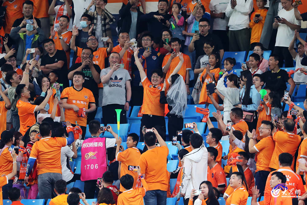 某中超球员求婚成功，球场浪漫一幕的简单介绍